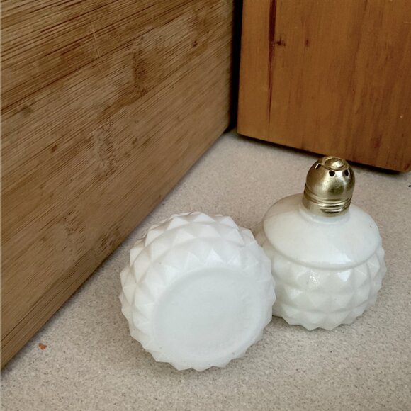 Vintage Hobnail White Milk Glass Salt & Pepper Shakers Made in Japan Gold Topped - Picture 4 of 5
